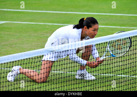 Kimiko Date-Krumm (Japon) jouant le double mixte à Wimbledon 2013 Banque D'Images