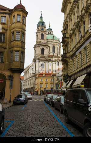 Les rues du vieux Prague. La Cathédrale de Saint Nicolas Banque D'Images