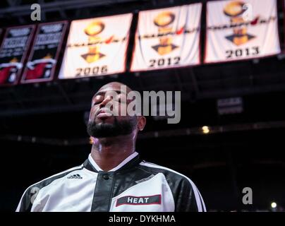 Miami, Floride, USA. Apr 20, 2014. Miami Heat guard Dwyane Wade (3) se concentre pendant l'hymne national comme la chaleur commencer les séries éliminatoires à l'AmericanAirlines Arena de Miami, Floride le 20 avril 2014. Allen Eyestone/Le Palm Beach Post/ZUMAPRESS.com/Alamy Live News Banque D'Images