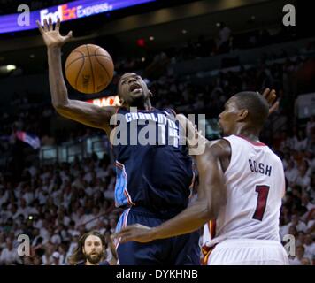 Miami, Floride, USA. Apr 20, 2014. Miami Heat Chris Bosh centre (1) frappe la balle loin de Charlotte Bobcats Michael Kidd-Gilchrist avant (14) à l'AmericanAirlines Arena de Miami, Floride le 20 avril 2014. Allen Eyestone/Le Palm Beach Post/ZUMAPRESS.com/Alamy Live News Banque D'Images