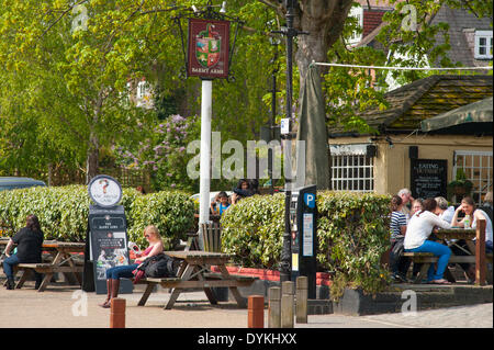 Twickenham, London UK. 21 avril 2014. 21 avril 2014. Les clients prendre des rafraîchissements à la Barmy Arms pub dans soleil sur les rives de la Tamise Crédit : Malcolm Park editorial/Alamy Live News Banque D'Images