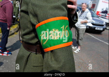 Derry, Londonderry, en Irlande du Nord. 21 avril, 2014. Les Républicains dissidents commémorer insurrection de Pâques. Un homme en uniforme paramilitaire portant un brassard pour commémorer l'augmentation de 1916 à l'Irish Republican 32 Mouvement souveraineté Comté parade dans la ville cimetière à Derry. Crédit : George Sweeney/Alamy Live News Banque D'Images