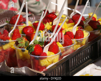 Salade de fruits mélangés dans des gobelets en plastique sur le marché libre de Portobello road Banque D'Images