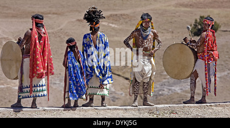 Tehuerichi - Mexique. Les participants à une cérémonie organisée pour célébrer Pâques dans Tehuerichi, un village de la Sierra Tarahumara. Banque D'Images