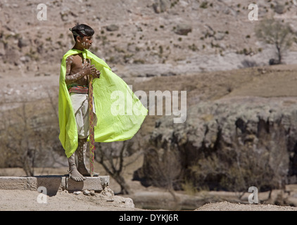 Tehuerichi - Mexique. Participant à une cérémonie organisée pour célébrer Pâques dans Tehuerichi, un village de la Sierra Tarahumara. Banque D'Images