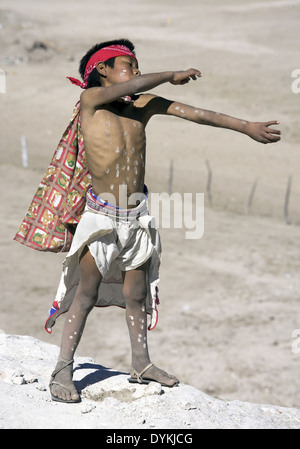 Tehuerichi - Mexique. Participant à une cérémonie organisée pour célébrer Pâques dans Tehuerichi, un village de la Sierra Tarahumara. Banque D'Images