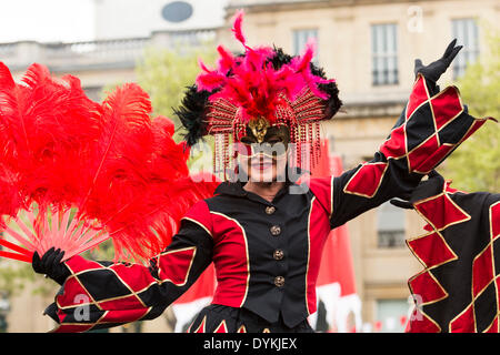 Londres, Royaume-Uni. Apr 21, 2014. La Fête de Saint George, organisé par le maire de Londres Boris Johnson, à Trafalgar Square, Londres, Royaume-Uni Le lundi, 21 avril, 2014. Inspiré par St George's Day's 13e siècle comme une journée nationale de fête, l'événement est célébré avec un coin salon banquet 250 personnes entre Trafalgar Square's iconic fontaines et un marché de producteurs, des stands de nourriture, des activités pour les enfants et de la musique live avec la permission du kiosque à musique Medley avec de jeunes musiciens et chanteurs de concerts, la rue du maire la concurrence. Credit : Cecilia Colussi/Alamy Live News Banque D'Images