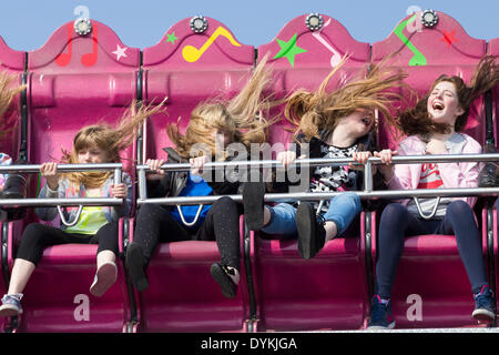 Des enfants heureux sur parc d'ride. UK Banque D'Images