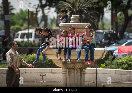 Le Caire, Égypte. Apr 21, 2014. Les enfants égyptiens jouer sur une fontaine dans un parc alors qu'ils célèbrent la fête traditionnelle ham 'el-Nessim', littéralement traduit comme 'Smell le Breeze", également connu sous le nom de festival du printemps, au Caire, capitale de l'Égypte, le 21 avril 2014. Source : Xinhua/Chaoyue Pan/Alamy Live News Banque D'Images