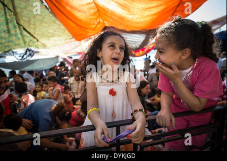 Le Caire, Égypte. Apr 21, 2014. Deux filles jouent égyptien lors d'un rassemblement dans une église alors qu'ils célèbrent la fête traditionnelle ham 'el-Nessim', littéralement traduit comme 'Smell le Breeze", également connu sous le nom de festival du printemps, au Caire, capitale de l'Égypte, le 21 avril 2014. Source : Xinhua/Chaoyue Pan/Alamy Live News Banque D'Images