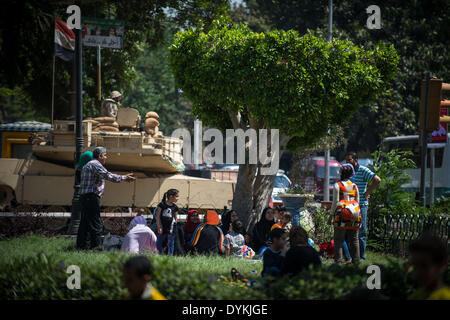 Le Caire, Égypte. Apr 21, 2014. Les Egyptiens se rassembler dans un parc pour pique-niquer alors qu'ils célèbrent la fête traditionnelle ham 'el-Nessim', littéralement traduit comme 'Smell le Breeze", également connu sous le nom de festival du printemps, au Caire, capitale de l'Égypte, le 21 avril 2014. Source : Xinhua/Chaoyue Pan/Alamy Live News Banque D'Images