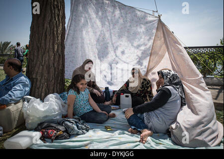 Le Caire, Égypte. Apr 21, 2014. Les Egyptiens se rassembler dans un parc par le Nil alors qu'ils célèbrent la fête traditionnelle ham 'el-Nessim', littéralement traduit comme 'Smell le Breeze", également connu sous le nom de festival du printemps, au Caire, capitale de l'Égypte, le 21 avril 2014. Source : Xinhua/Chaoyue Pan/Alamy Live News Banque D'Images