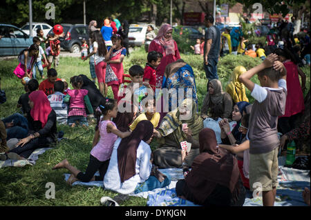 Le Caire, Égypte. Apr 21, 2014. Egyptiens jouer aux cartes dans un parc par le Nil alors qu'ils célèbrent la fête traditionnelle ham 'el-Nessim', littéralement traduit comme 'Smell le Breeze", également connu sous le nom de festival du printemps, au Caire, capitale de l'Égypte, le 21 avril 2014. Source : Xinhua/Chaoyue Pan/Alamy Live News Banque D'Images