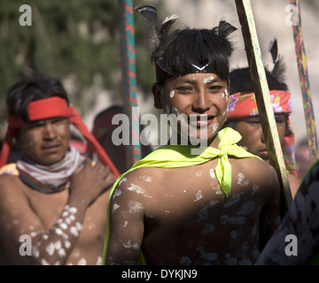 Tehuerichi - Mexique. Les participants à une cérémonie organisée pour célébrer Pâques dans Tehuerichi, un village de la Sierra Tarahumara. Banque D'Images