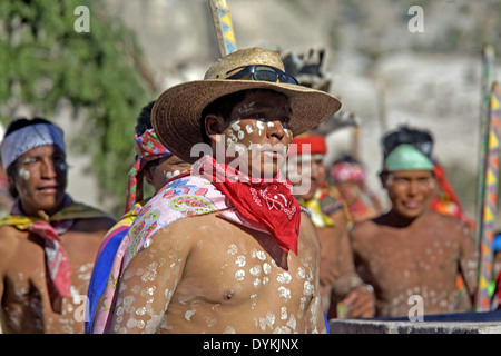 Tehuerichi - Mexique. Les participants à une cérémonie organisée pour célébrer Pâques dans Tehuerichi, un village de la Sierra Tarahumara. Banque D'Images