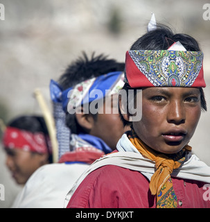 Tehuerichi - Mexique. Les participants à une danse organisée pour fêter Pâques dans Tehuerichi, un village de la Sierra Tarahumara. Banque D'Images