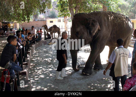 Le Caire, Égypte. Apr 21, 2014. Les Egyptiens se rassembler dans un parc, marquage Sham El Nessim, ou sentir la brise, au Caire, le lundi, Avril 21, 2014. La maison de vacances signifie l'arrivée du printemps, une tradition égyptienne unique pratiqué depuis l'époque des pharaons Crédit : Mohammed Bendari APA/Images/ZUMAPRESS.com/Alamy Live News Banque D'Images