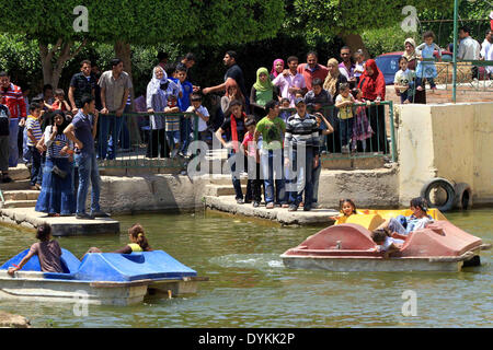 Le Caire, Égypte. Apr 21, 2014. Les Egyptiens se rassembler dans un parc, marquage Sham El Nessim, ou sentir la brise, au Caire, le lundi, Avril 21, 2014. La maison de vacances signifie l'arrivée du printemps, une tradition égyptienne unique pratiqué depuis l'époque des pharaons Crédit : Mohammed Bendari APA/Images/ZUMAPRESS.com/Alamy Live News Banque D'Images