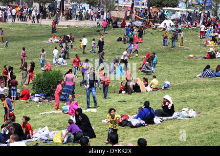 Le Caire, Égypte. Apr 21, 2014. Les Egyptiens se rassembler dans un parc, marquage Sham El Nessim, ou sentir la brise, au Caire, le lundi, Avril 21, 2014. La maison de vacances signifie l'arrivée du printemps, une tradition égyptienne unique pratiqué depuis l'époque des pharaons Crédit : Mohammed Bendari APA/Images/ZUMAPRESS.com/Alamy Live News Banque D'Images