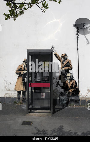 Cette pièce d'art de rue l'on pense être par Banksy, il dispose d'agents d'écoute de monde autour d'une cabine téléphonique. Il a été créé à Cheltenham qui est également à la maison à G.C.H.Q (GCHQ). Le centre d'écoute au Royaume-Uni. Banque D'Images