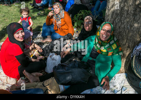 Le Caire, Égypte. Apr 21, 2014. Les égyptiens s'asseoir sur une ceinture de verdure le long du Nil au Caire, capitale de l'Égypte, le 21 avril 2014. Les égyptiens célèbrent la fête ou El-Naseem Sham, Festival du printemps, maison de vacances qui a été célébrée dès il y a 5 000 ans. Tomber sur le premier lundi après la Pâque Copte, les trompe-l'El-Naseem fête marque le début du printemps pour les Egyptiens. Credit : Cui Xinyu/Xinhua/Alamy Live News Banque D'Images