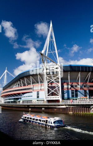 Millennium Stadium et Aqua Bus, Cardiff, Pays de Galles. Banque D'Images