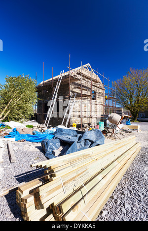 Site de construction bois bois de construction bâtiment maison accueil échafaudage Yorkshire Dales National Park, UK Angleterre GO toiture lattes Banque D'Images