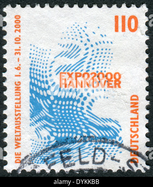 Allemagne - circa 1998 : timbre-poste imprimé en Allemagne, montre l'emblème de l'Exposition mondiale EXPO 2000, Hanovre, vers 1998 Banque D'Images