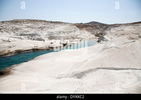 Avec les roches de sarakiniko, île de Milos, Cyclades, Grèce, Europe Banque D'Images