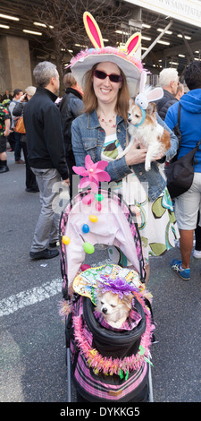 New York, USA - 20 Avril 2014 : Dame non identifiés avec le chien participe et montre ses chapeaux à l'Easter Parade de capot sur 5t Banque D'Images