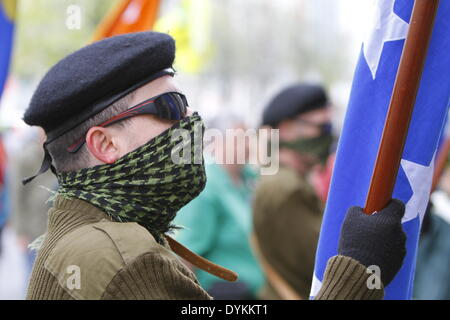 Dublin, Irlande. 21 avril 2014. Portrait en gros plan d'un membre du Sinn Fein Parti Républicain de couleur. Le Sinn Fein républicain a tenu une célébration du 98e anniversaire de l'Insurrection de Pâques 1916. Les sympathisants du parti et une partie couleur ont marché du Jardin du souvenir à la General Post Office (GPO) pour un rassemblement. Crédit : Michael Debets/Alamy Live News Banque D'Images