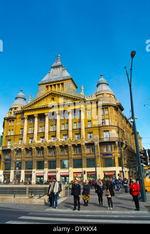 Les personnes qui traversent la rue en face de Anker palace, la place Deak Ferenc ter, Karoly korut boulevard, le centre de Budapest, Hongrie Banque D'Images