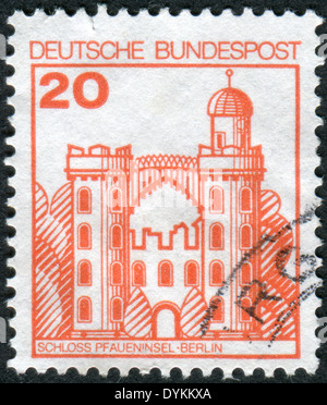 Allemagne - circa 1979 : timbre-poste imprimé en Allemagne, montre l'île de paon Pfaueninsel (château), Berlin, vers 1979 Banque D'Images