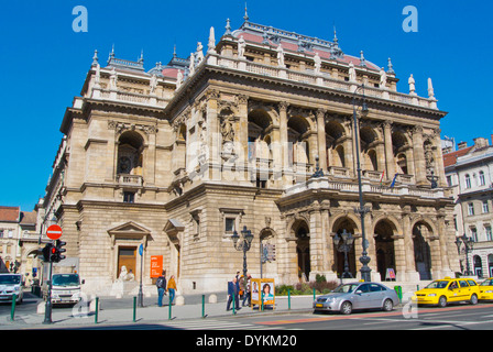 Andrassy utca, avec Operahaz l'Opéra d'Etat de Hongrie (1884), le centre de Budapest, Hongrie, Europe Banque D'Images