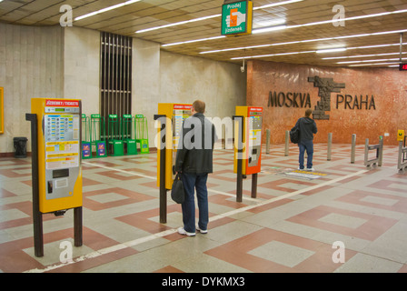 Les distributeurs de billets, la station de métro Andel, Smichov, Prague, République Tchèque, Europe Banque D'Images