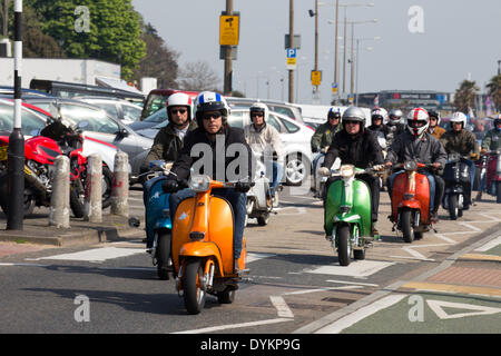 Southend-On-Sea, Essex, Royaume-Uni. 21 avril 2014. 16e Congrès annuel de Shakedown, organisé par ACE Cafe, est un événement annuel avec les motos et scooters. Le 16e a eu lieu en cours d'exécution de l'aide de la NSPCC . Des milliers de motocyclistes aujourd'roulé le 65 kilomètres de l'Ace Café de Londres à la mer à Southend-On-Sea pour un jour férié lundi de Pâques ensoleillé Crédit : Graham Eva/Alamy Live News Banque D'Images