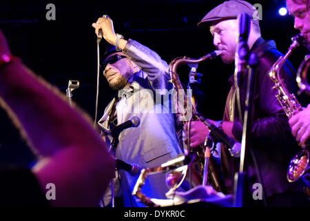 Londres, Royaume-Uni. Apr 20, 2014. Derrick Morgan effectue avec les chats haut et Goldmaster effectuer à Dingwalls Camden Lock pour l'International Ska Festival 2014. Credit : Trish Gant/Alamy Live News Banque D'Images