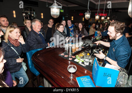 Brighton, UK. 21 avril, 2014. Cocktail de temps à être à l'un pour les visiteurs sur le Brighton & Hove Nourriture et boissons alimentaires Festival Trail à Brighton qui aux délices de 10 restaurants et bars locaux tout en suivant le sentier autour de la voie et de Brighton North Laine. Y ont participé, à l'une d'Aguadulce, Boho Gelato, La Cave a Fromage, Le Chilli Pickle, La Choza, Moshimo, Julien Plumart, le Manoir, Yum Yum Ninja. Crédit photo : Julia Claxton/Alamy Live News Banque D'Images