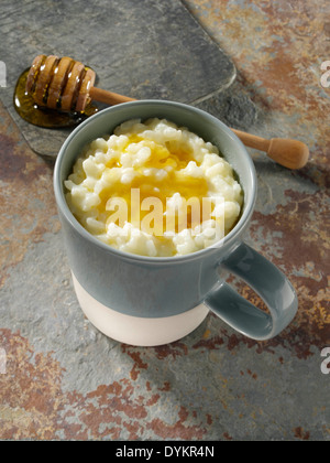 Riz au lait au four à micro-ondes dans une tasse dessert Banque D'Images