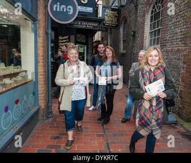 Brighton, UK. 21 avril, 2014. Sentier de l'alimentation sur la façon dont les participants à l'autre restaurant : visiteurs sur le Brighton & Hove Nourriture et boissons alimentaires à Brighton Festival Sentier de 10 restaurants et bars locaux tout en suivant le sentier autour de la voie et de Brighton North Laine. Y ont participé, à l'une d'Aguadulce, Boho Gelato, La Cave a Fromage, Le Chilli Pickle, La Choza, Moshimo, Julien Plumart, le Manoir, Yum Yum Ninja. Crédit photo : Julia Claxton/Alamy Live News Banque D'Images