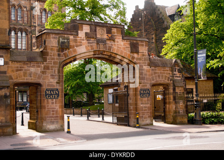 La porte principale de l'Université de Glasgow Banque D'Images