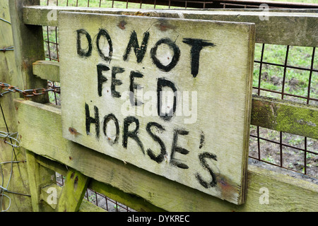 Ne pas nourrir les chevaux signe sur un portail, UK Banque D'Images