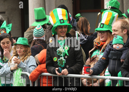 Des gens habillés à la Saint Patrick's Day Parade dans le centre-ville de Dublin Banque D'Images