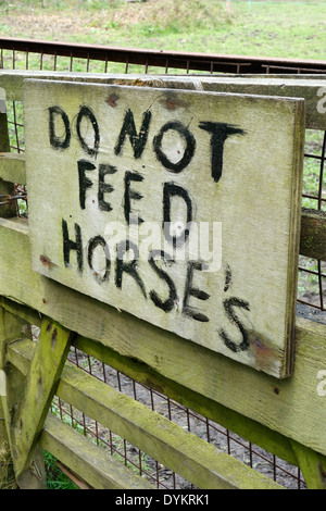 Ne pas nourrir les chevaux signe sur un portail, UK Banque D'Images