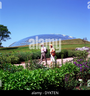 Deux hauts visiteurs personnes marchant sur un chemin à l'extérieur de la grande maison de verre au Jardin Botanique National du Pays de Galles dans Carmarthenshire UK KATHY DEWITT Banque D'Images