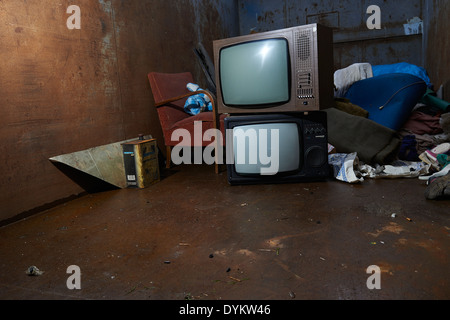 Old Vintage Retro tv satellite avec pile de déchets dans des conteneurs à déchets Banque D'Images