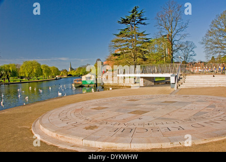 Sundial Monument aux soldats d'incendie et de secours du Warwickshire avec la rivière Avon et l'église Holy Trinity, dans l'arrière-plan Banque D'Images