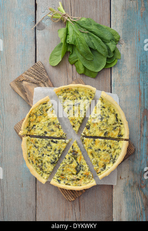 La quiche traditionnelle française tarte avec épinards et fromage sur fond de bois Banque D'Images