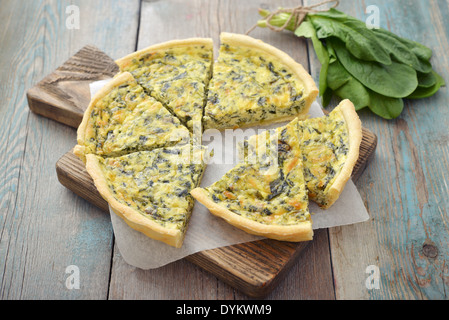 La quiche traditionnelle française tarte avec épinards et fromage sur fond de bois Banque D'Images