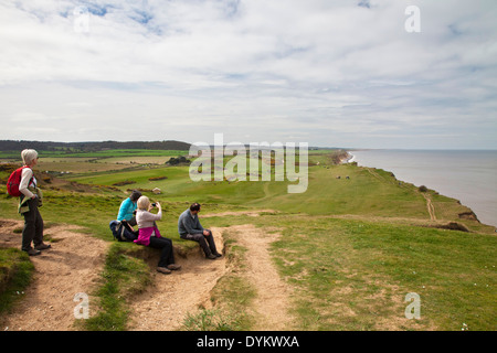 Groupe de marcheurs s'arrêter pour admirer la vue sur une falaise, en bordure nord du comté de Norfolk golf Sheringham Banque D'Images